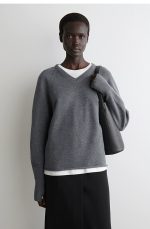 Standard V-neck Merino Wool Knitwear